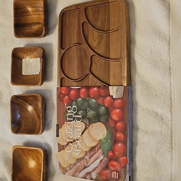 NWT Holiday Grazing Board Charcuterie Appetizer + 4 Piece Wooden Bowl Set - Picture 2 of 14